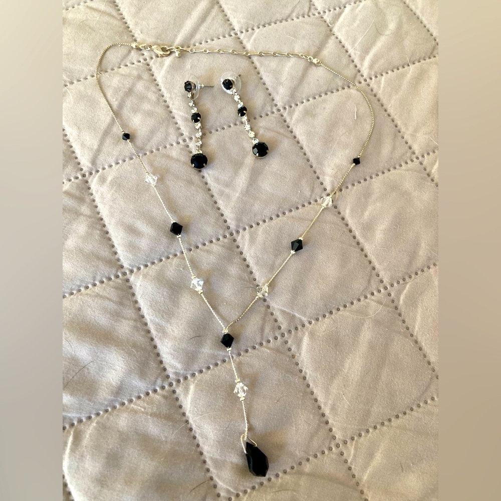 Costume Jewelry set. Necklace and earrings.